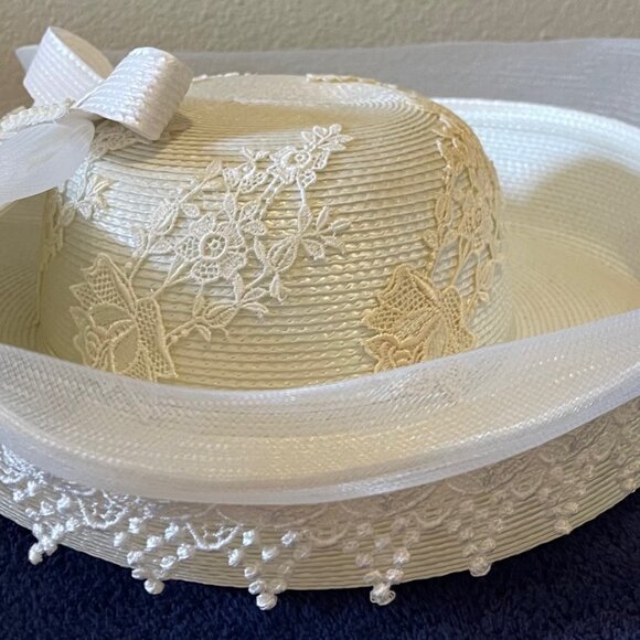 Jezebel Vintage White Hat with Lace and Veil main image 4